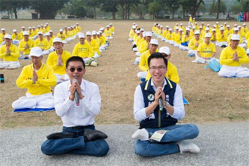 '图4:高雄市立法委员许智杰(左)、高市议员林智鸿(右)等,与法轮功学员合十齐颂:“恭祝师尊新年快乐。”'