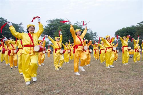 '图7:法轮大法腰鼓队踏着欢快步伐,击鼓声声传送新年祝愿。'