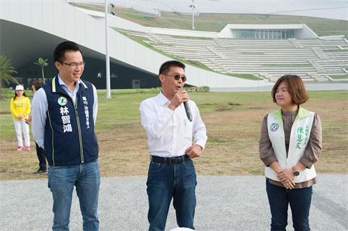 '图8:高雄市凤山区立法委员许智杰(中)、市议员陈慧文(右)、林智鸿(左)等,出席高雄大法弟子拜年谢师恩活动。'