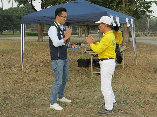 '图9:高雄市议员林智鸿在法轮功学员的指导下,学习五套至简至易的功法动作。'