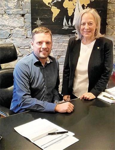 '图2:公证师米洛特(Nicole Milot)女士(图右)感到修炼大法“无比美好”。'