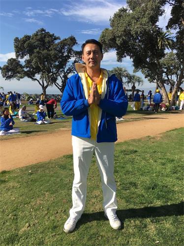 '图2:越南裔地产经纪人黄先生(Nhat?Hoang)衷心感谢李洪志先生将法轮功洪传,他用不流利的中文说:“谢谢师父!”'