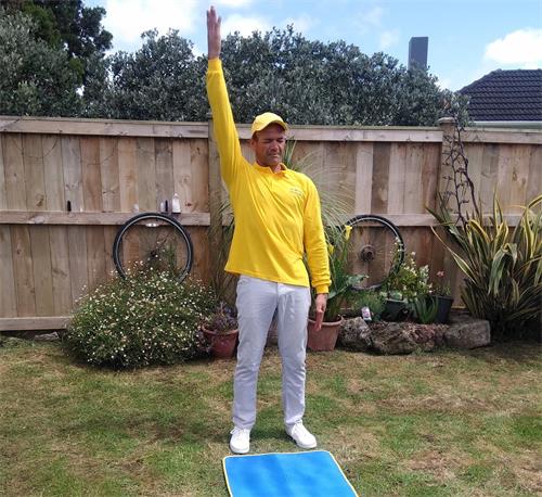 '图3:詹姆斯修炼法轮功已有四年。'