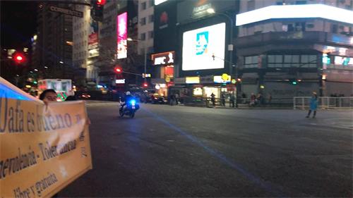 '图1：二零一八年十一月二十九日，在习*近*平抵达阿根廷首都布宜诺斯艾利斯机场前往入住旅馆的路上，法轮功学员展示“法轮大法?真善忍”横幅，表达心声。'