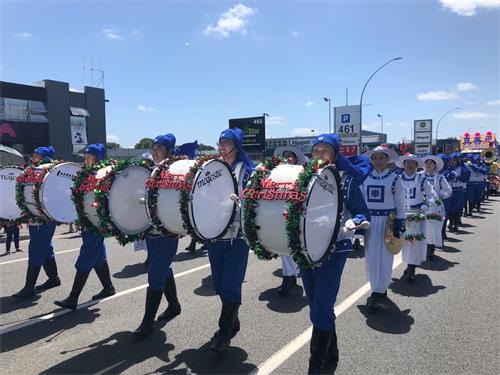 '图1～2：法轮功团体在游行中'