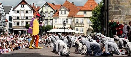 每周日、周三上演的免费露天剧:穿彩衣的捕鼠人(哈默尔市网页)