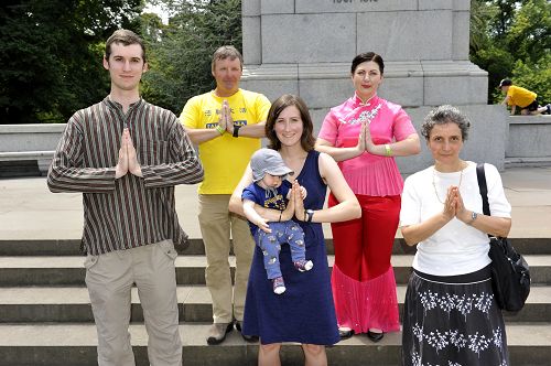 加拿大籍语言病理学家蓝伯特(Marie Helene Lambert,前排中)和部分西人法轮功学员恭祝李洪志师父新年快乐。