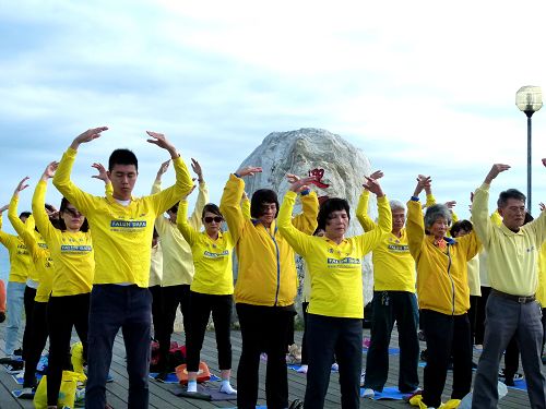 2~4台东法轮功学员集体炼功,展示功法的祥和美好。