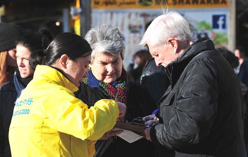 图4~5:很多行人签名支持法轮功学员反迫害。