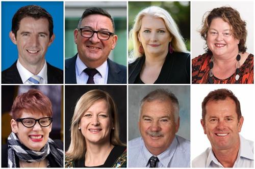 '图3:二零一八年二月十三日,神韵国际艺术团在澳洲阿德莱德节日剧院(Adelaide Festival Centre)上演了二场。演出前,演出主办方收到南澳各级政要发出的贺信,预祝神韵巡演圆满成功。上排左至右:联邦教育部长、南澳参议员西蒙-伯明翰(Simon Birmingham);联邦议员史蒂夫•乔欧格纳斯(Steve Georganas)、州议会上议员塔米•弗兰克斯(Tammy Franks);州议会议员奈特。库克(Nat Cook);下排左至右:州议会上议员凯丽•文森特(Kelly Vincent)、查尔斯特(Charles Sturt)市长安吉拉•埃文斯(Angela Evans)、格兰特市长理查德-塞奇(Richard Sage)、南澳查费(Chaffey)选区议员蒂姆•维斯顿(Tim Whetstone)。'