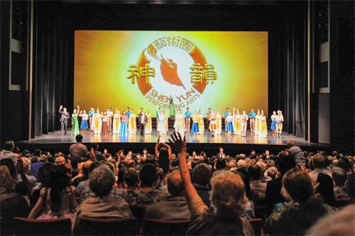 '图4:二月十三日晚,神韵国际艺术团在阿德雷德的演出大爆满的盛况。'