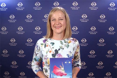 '图5:南澳查尔斯特市(Charles Sturt)市长安吉拉•埃文斯(Angela Evans)盛赞神韵。'