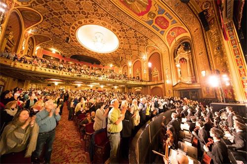 '图9:神韵世界艺术团二月十一日在罗德岛州普罗维登斯表演艺术中心(Providence Performing Arts Center, PPAC)的演出结束后,许多观众起立长时间鼓掌,向神韵艺术家们致谢。'