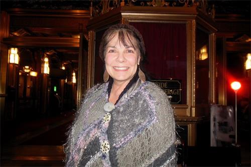 '图10:知名音乐DJ 苏珊娜•洛克伍德(Suzanne Lockwood)表示神韵的每个舞蹈都在讲述故事,这些舞蹈不仅给人带来快乐,同时让人看到希望,她举例:“舞剧《觉醒》中,当天幕背景中光明大显,佛像活起来、舞动起来的那一幕,太美好了,充满了希望。”'