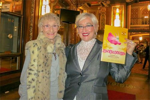 '图11:普罗维登斯一家舞蹈公司及表演艺术工作室的艺术总监乔迪•帕尔米耶(Jodi Palmieri )(右)和其母亲、从事舞蹈表演及编舞长达五十余年之久的朱迪•罗德里格斯(Judy Rodrigues)女士,于二月十日晚一同观看了神韵演出。她们对演出赞不绝口。'