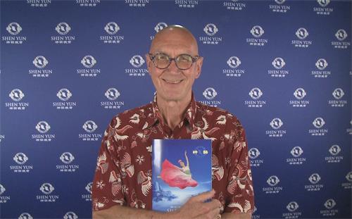 '图13:戏剧与剧院行业专家保罗•海因里希(Paul Heinrich )博士盛赞神韵舞蹈演员的高超技艺:“看到每一个演员都在优美协调一致地舞动,时间把握得极其精准,绝对完美无瑕,那飞跃、那弹跳,那优雅,超凡绝俗。”'