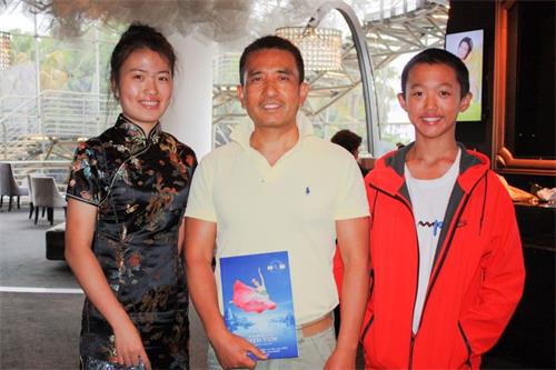 '图14:前大陆交响乐团小提琴手谢宏携一对儿女观赏了美国神韵国际艺术团在悉尼Lyric剧院的最后一场演出。'