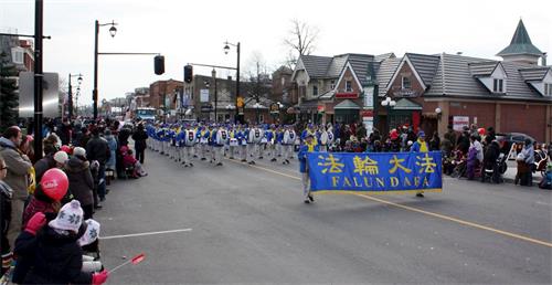 '图9：二零一四年十一月二十九日，多伦多天国乐团应邀参加了万锦市的圣诞大游行，有观众表示感谢法轮功多年来给他们带来的美好福音，有华人观众三<span