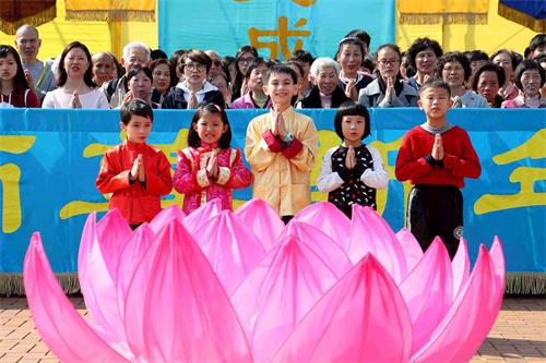 '图4:小弟子恭敬合十,向师尊拜年。'