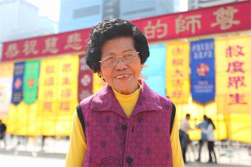 '图6:八十八岁高龄的学员姜大姐经常传播大法好福音。'