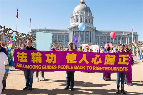 '图43:旧金山居民Cynthia Howard(中)和妹妹Reagan Howard(右)参加了游行'