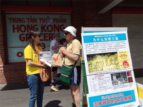 '图2:格里默尔(Lyndon Grimmer)先生在和法轮功学员交谈。'