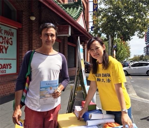 '图3:制衣公司老板穆尔赫斯(Chris Mulhears)先生(左)和法轮功学员合影。'