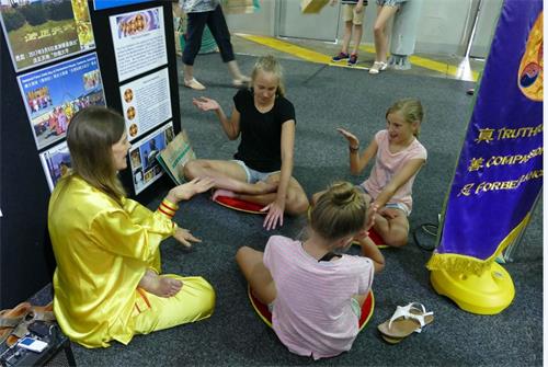 '图4:三姐妹学炼法轮功'