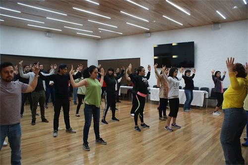 '图1～4：墨西哥社会保障管理局的员工在学炼法轮功功法'