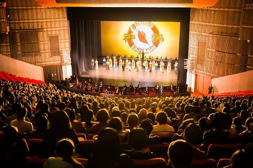 二零一八年二月二十二日至二十七日,美国神韵国际艺术团在台北国父纪念馆的演出场场座无虚席。图为二十四日晚,演出座无虚席的盛况。