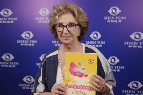 '图6：三月一日晚，在布宜诺斯艾利斯Opera剧院（Teatro ópera），阿根廷著名演员、戏剧导演诺玛·艾林德罗（Norma Aleandro）观看了神韵巡回艺术团在布宜诺斯艾利斯的首场演出后，赞叹神韵艺术是人类的奇迹。'