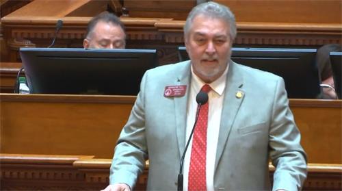 '第944号决议案决议案发起人之一,德韦恩•希尔(Dewayne Hill)议员在众议院投票表决前向全体议员介绍该决议案。'