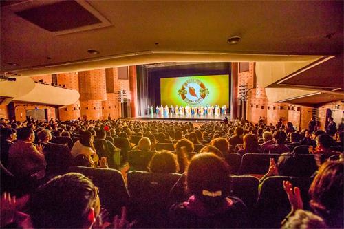 '图1:三月二十六日晚,神韵国际艺术团在全场观众经久不息的掌声中,划下了今年在台湾七座城市,历时三十五天,共三十四场演出的最后一场演出的圆满句号。'