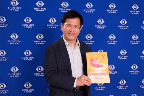 '图2:台中市长林佳龙赞扬神韵传达普世价值,很具有教育意义。'