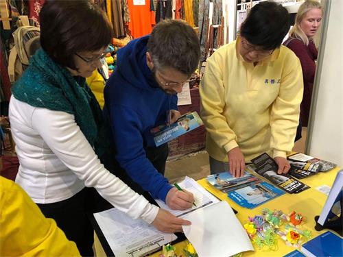 '图1~4:很多民众专门前来签名支持法轮功学员们反迫害'