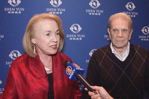图6:资深制作人鲍伯·罗素(Bob Russell)先生和太太凯迪?罗素(Kathy Russell)观看了四月六日晚神韵在亚特兰大的演出。夫妇二人均认为神韵是绝对一流的演出。