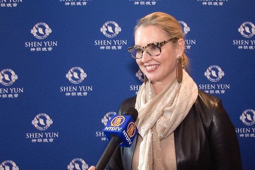 图7:亚特兰大知名主播劳瑞·杜(Laurie Dhue)女士观看了神韵亚特兰大的第五场的演出,非常兴奋。