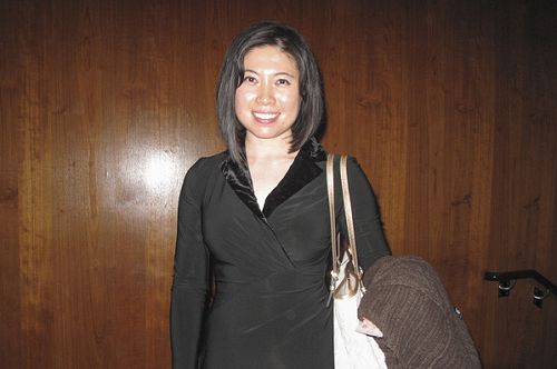 图9:台美作曲家黄令先观赏了四月六日晚在橙县艺术表演中心的神韵演出后,盛赞神韵音乐家都是顶级一流的。