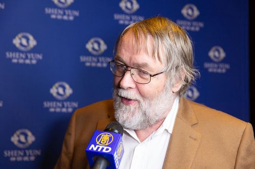 图10:四月十日晚,德国作曲家本德·海勒(Bernd Heller)在德国首都柏林德意志歌剧院观看了美国神韵纽约艺术团的演出。