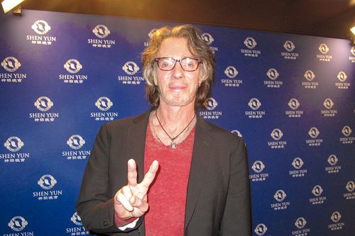 图11:著名歌星、格莱美奖得主里克•斯普林菲尔德(Rick Springfeld)看了四月十日晚神韵在富来德•卡维礼剧院(Fred Kavli Theater)的演出,非常喜欢,赞叹连连,大力推荐神韵。