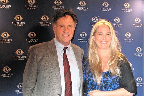 图12:好莱坞老牌明星罗伯特·黑斯(Robert Hays)(左)和友人观看了四月十日神韵世界艺术团在加州千橡市的演出,对演出的精神内涵深感震撼。