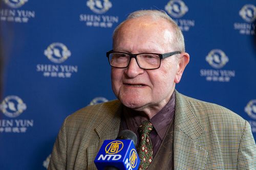 图14:四月十日下午,退休的德国劳工部高官卡尔海里西·艾希(Karl-Heinrich Reich)在柏林德意志歌剧院观赏了神韵演出。