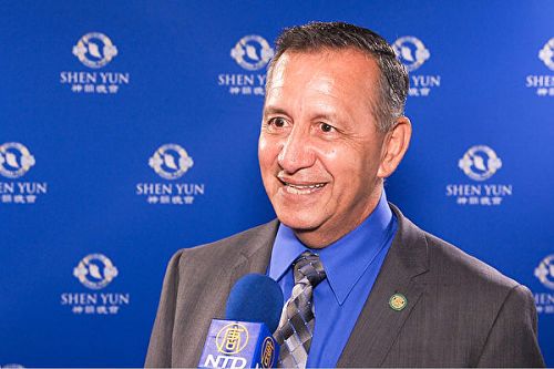 图15:洛杉矶县夏威夷花园市议员汉克·特林伯尔先生四月五日观看神韵演出后强烈感受神的讯息。