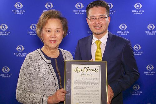 图16:喜瑞都(Cerritos)华裔市长胡张燕燕(Grace Hu)(左)四月三日为神韵颁发褒奖。右为神韵当地主办方代表代神韵艺术团接受褒奖。