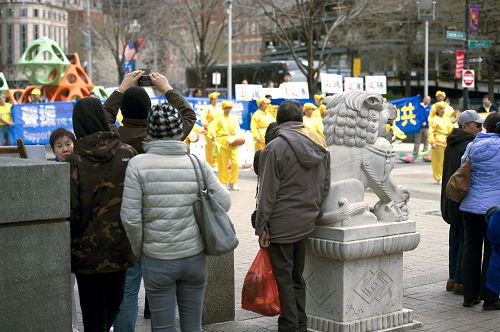 波士顿的民众观看三<span style='max-width:0px!important;margin-left:-4px;color:#eee!important;'>:</span>退<span style='max-width:0px!important;margin-left:-4px;color:#eee!important;'>.</span>集会及腰鼓表演。