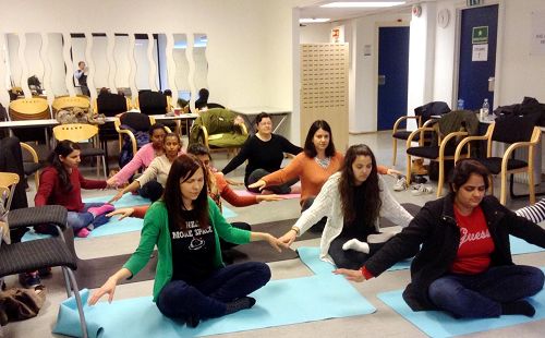 图1-2:来自五个国家的学生和法轮功学员一起学炼第一、第二及第五套功法