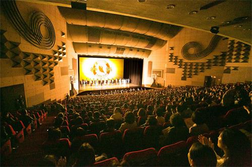 '图3:四月十日晚间,神韵艺术团在韩国光州文化艺术会馆的演出,倾倒“艺术之乡”的光州市民,赞叹神韵艺术是“神才能创作出的作品”。'