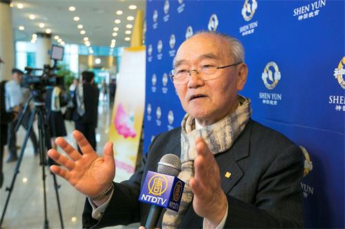 '图8:徐镇吉顾问四月四日下午观赏神韵在蔚山文化会馆的演出,感悟神韵:“恰如希望的灯盏,似茫茫大海中的灯塔。”'