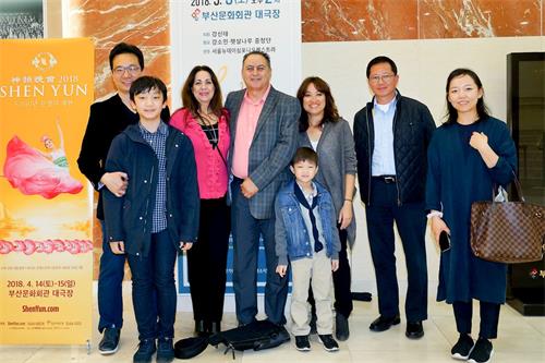 '图12:世界知名航天工程制造商资深主任工程师兼顾问杰西·梅德拉诺(Jesse?Medrano)(后排左三)和家人、朋友观赏神韵,感受神舞动之美与尊天敬人的精神。'