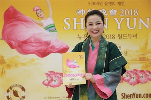 '图13:韩国艺术文化名人、韩服会社代表金贤淑盛赞神韵。'